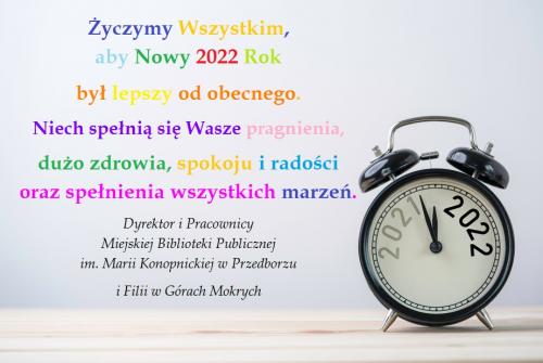 2021,And,2022,On,Black,Alarm,Clock,On,Wooden,Table
